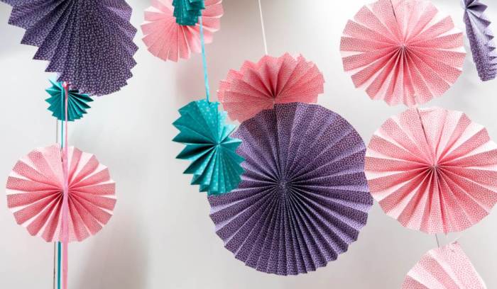 How to decorate a room with paper flowers